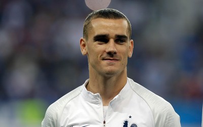 DB电竞-卡斯塔涅与队友庆祝动作霸气